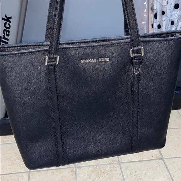 Michael Khors purse! - Picture 2 of 4